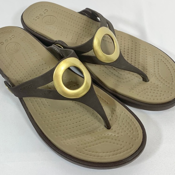flip flops with circle on top